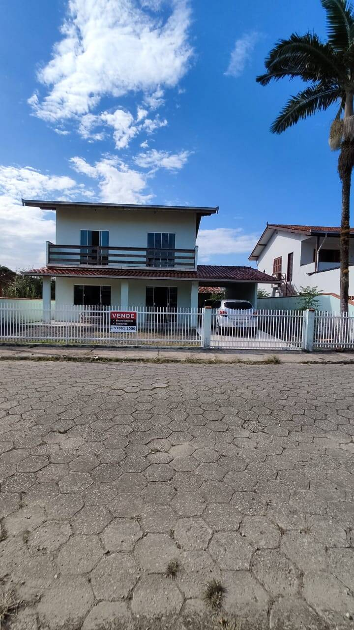 Casa à venda com 6 quartos, 198m² - Foto 2